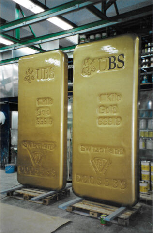 2006 ...mit meiner eigenen Farb-Mischung GOLD für die Teddy-Köpfe durfte ich die Barren der UBS 'vergolden'